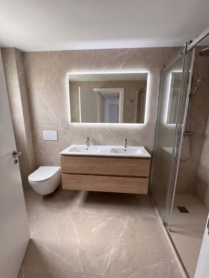 Propuesta media de Render Express para ese mismo baño, desde el mismo punto de vista (recreación por ordenador)